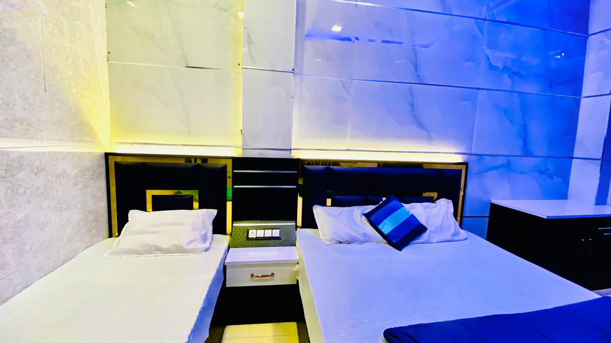 Hotel Mark Ujjain Bagian luar foto