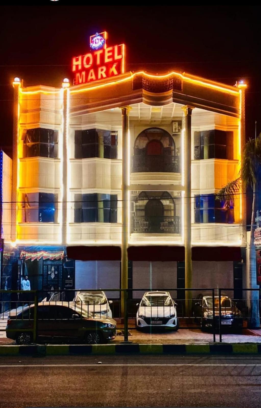 Hotel Mark Ujjain Bagian luar foto